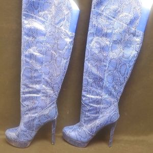 Womens size 9 blue snakeskin knee high heeled boots